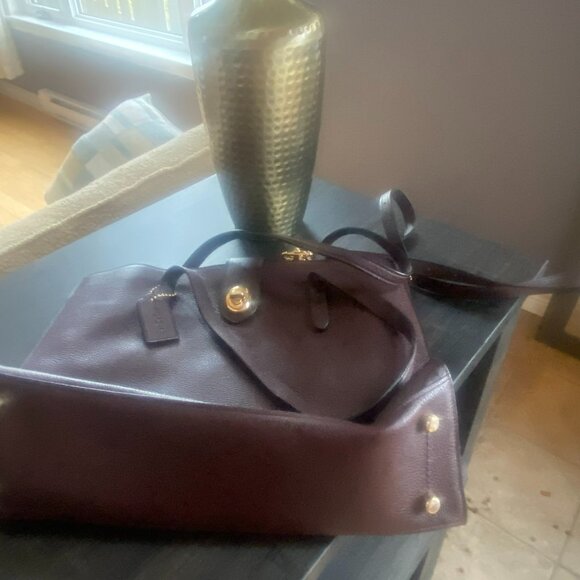 👜 Coach Turnlock Charlie Carryall – Elegant, Roomy & Timeless! 👜 - Picture 5 of 11